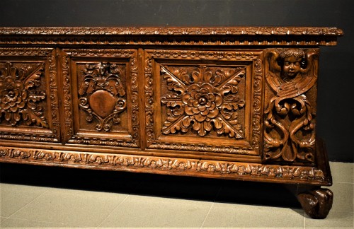 Coffre noble Renaissance en noyer sculpté - Lombardie, XVIIe siècle - Louis XIII
